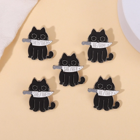 Broche de Esmalte de Gato Negro con Cuchillo Estilo Dark Goth Aleación con Pronombres SHE HER HE HIM THEY Insignias Joyería