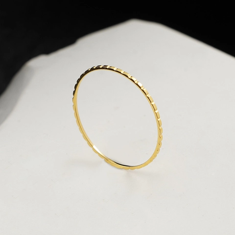 Anillo Fino Minimalista Acero Inoxidable Chapado En Oro 18K Textura Cuadrada Banda Geométrica Joyería Para Mujeres Elegante