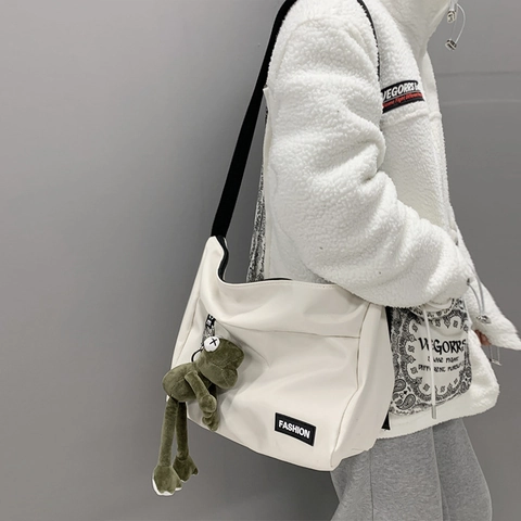 Nylon Umhängetasche Große Kapazität Messenger Bag Verstellbarer Gurt Casual Streetwear Alltagsgebrauch