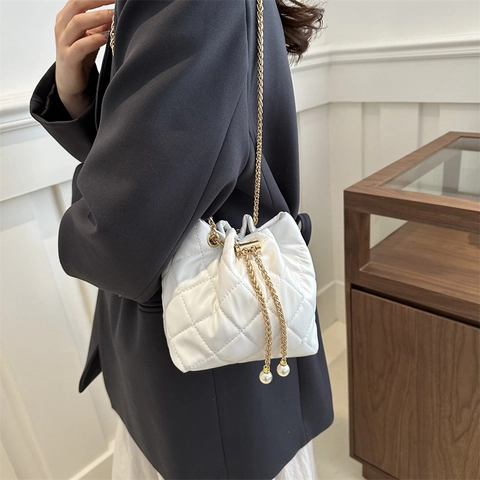 Gewatteerde Bucket Bag Diamantpatroon PU Leer Elegante Crossbody Tas Met Gouden Ketting En Kunstpareldecor Voor Dames