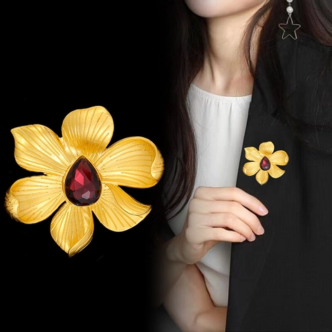 Vintage Luxury Camellia Flower Brooch For Women Alloy Teardrop Rhinestone Inlaid Corsage Elegant Fashion Apparel Accessory