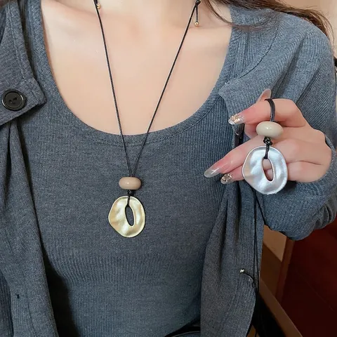 Lange Halskette Mit Anhänger Minimalistisches Unregelmäßiges Hohles Geometrisches Oval Legierung Acrylperle Verstellbares Seil