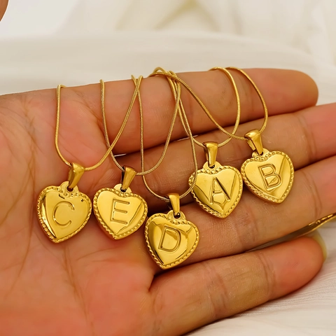 Collar Inicial Corazón Chapado En Oro 18K Acero Inoxidable 304 Colgante Letra Relieve Joyería Con Cadena Serpiente Mujer