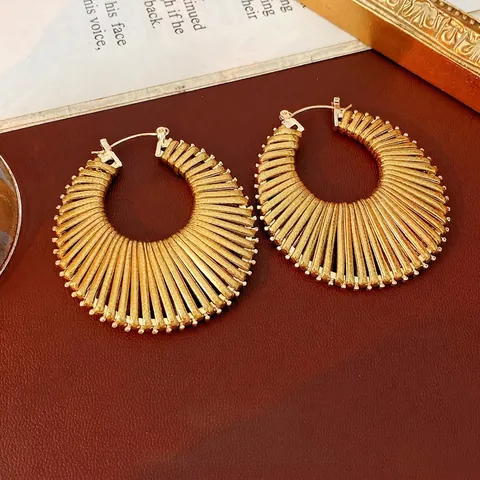 Hoop Ohrringe Legierung Plissierte Textur Strahlende Linien Hohl Geometrisch Retro Stil Schmuck Für Frauen