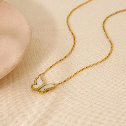 Collana con Pendente a Fiocco e Farfalla in Acciaio Inossidabile Minimalista da Donna Placcato Oro 18K Intarsio in Perla Artificiale Catena a Clavicola Gioielli Impermeabili