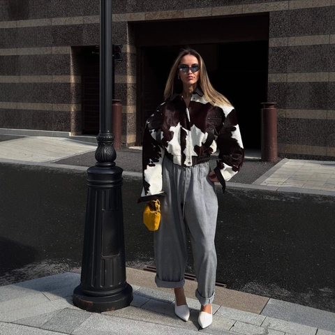 Chaqueta Bomber Corta Mujer Estampado Vaca Pelo Sintético Detalles Cuero PU Solapa Cremallera Ropa Retro De Calle