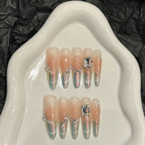 Cat Eye Handgefertigte Künstliche Fingernägel Lange Mandelform Farbverlauf Nude Pink Mit Quadratischen Strasssteinen Für Frauen