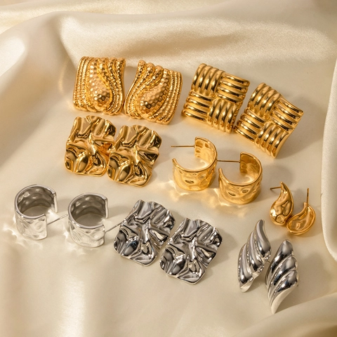 Pendientes De Botón Geométricos De Acero Inoxidable Bañados En Oro De 18K Cuadrados Texturizados Minimalistas Para Mujeres