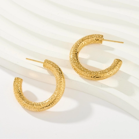 Boucles d'Oreilles Anneaux en Forme de C en Acier Inoxydable Plaqué Or 18K Style Occidental pour Femmes Texture Géométrique Minimaliste