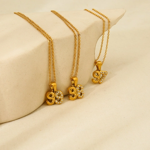 Collana con Ciondolo a Numero Bolla in Acciaio Inossidabile per Donna Placcata Oro Zirconia Gioielli di Moda Regalo Anno