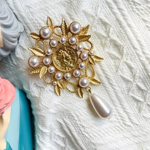 Vintage Alloy Artificial Pearl Brooch Baroque Gold Leaf Coin Portrait Pin Water Drop Pearl Decorative Women Jewelry
