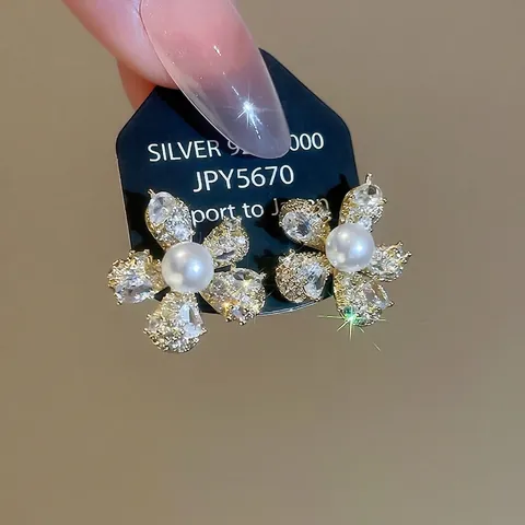 Eleganti Orecchini A Lobo A Fiore Con Zirconia Perla Artificial Sintetica E Perno In Argento Sterling 925 Per Donna