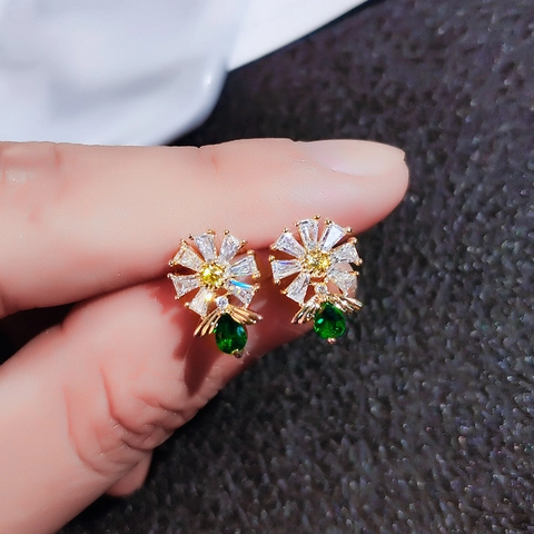 Madeliefje Bloem Oorknopjes Met Koperen Basis Zirkoon En Groene Peervormige Druppel Voor Dames Vintage Stijl
