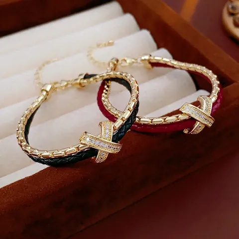 Zweilagiges Armband Mit Geflochtenem Lederseil Und Vergoldeter Kupferkette Pavé Zirkon X Kreuz Anhänger Für Damen