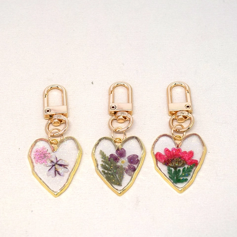 Handmade Heart Shaped Resin Real Dried Flower Keychain Pastoral Style Daisy Floral Bag Pendant For Women Decorative Keyring