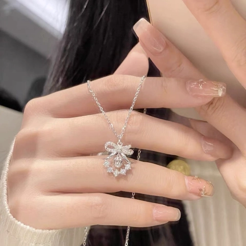 Collier Élégant en Alliage de Zinc Pendentif Fleur de Muguet Avec Noeud Papillon Strass Perle Artificielle Pour Femme Cadeau