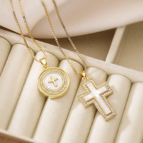 Collana con Ciondolo a Croce in Rame Vintage Placcato Oro 18K per Donna Elegante Strass Perla Artificiale Intarsiato Gioielli Regalo