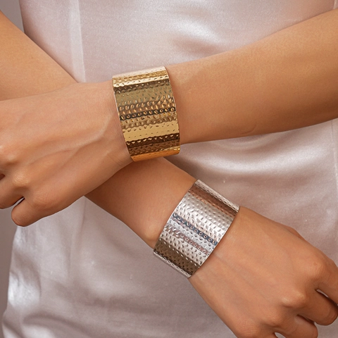 Manchet Armband Gehamerd Metaal IJzer Onregelmatig Geplooid Geometrisch Open Minimalistisch Mode Sieraden Voor Dames