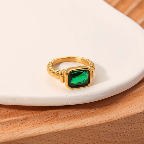 Anillo In Zirconia Verde Smeraldo Acciaio Inossidabile Placcato Oro 18K Fascia In Corda Intrecciata Taglio Rettangolare