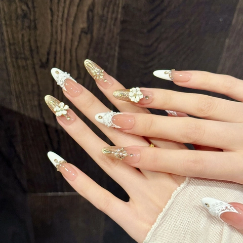 Unghie Finte Artigianali Stile Francese Con Fiori Bianchi 3D Künstliche Perle Strass Pizzo Design Ovale Lungo Rosa Nude Eleganti Unghie Riutilizzabili Per Donna