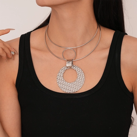 Collar Gargantilla De Doble Capa De Aleación Con Gran Colgante Circular De Textura Tejida Joyería Geométrica Exagerada