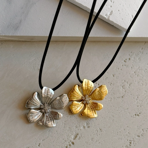 Daisy Flower Pendant Necklace 18K Gold Plated Stainless Steel With Zircon Inlay Vintage Jewelry For Women Black Cord