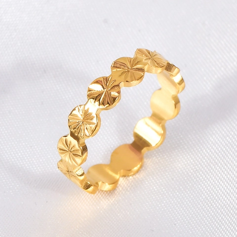 Anello a Fiore in Acciaio al Titanio Placcato Oro per Donna Con Motivo a Stella Incisa Bordo Ondulato Design di Nicchia Gioielli