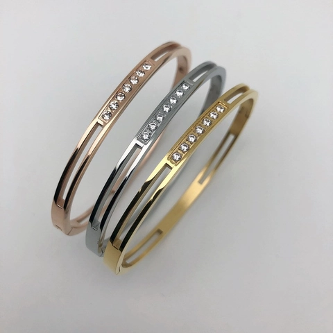 Moderno Bracciale Rigido Traforato in Acciaio al Titanio con Strass a Fila Bracciale Aperto per Donna Moda Minimalista Gioielli Quotidiani Regalo