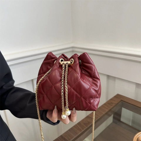 Gewatteerde Bucket Bag Diamantpatroon PU Leer Elegante Crossbody Tas Met Gouden Ketting En Kunstpareldecor Voor Dames