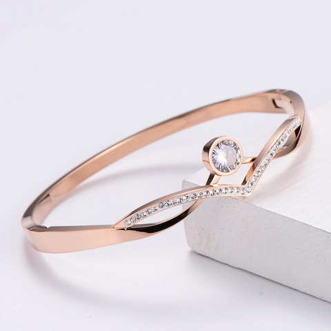 Bracciale Rigido In Acciaio Inossidabile A Forma Di V Per Donna Con Grande Zircone E Strass Pavé Placcato Oro 18K