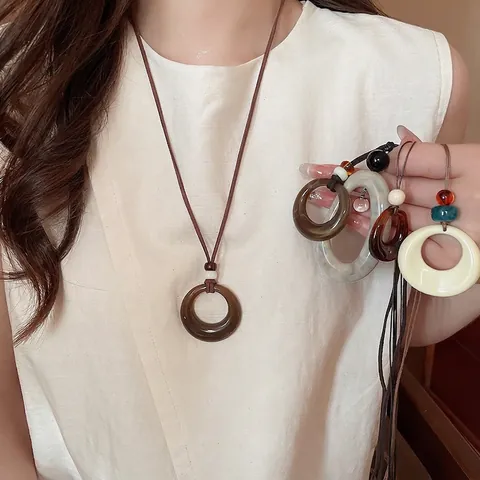 Collier Pendentif En Acrylique Pour Femme Rétro Rond Creux Style Bohème Ethnique Longue Chaîne Pull Corde Cire Texture Marbre