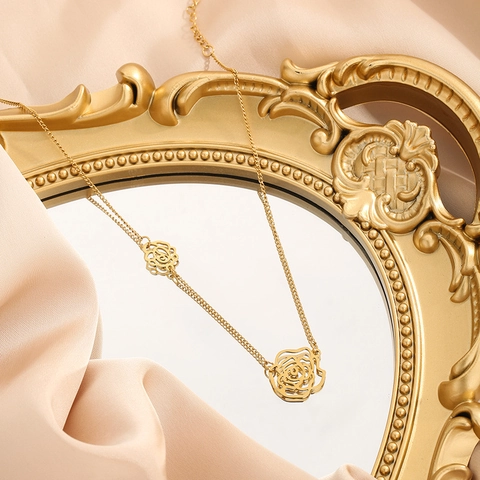 Collana con Ciondolo a Forma di Rosa Camelia in Acciaio al Titanio per Donna Choker a Fiori Traforati Catena Moda Gioielli