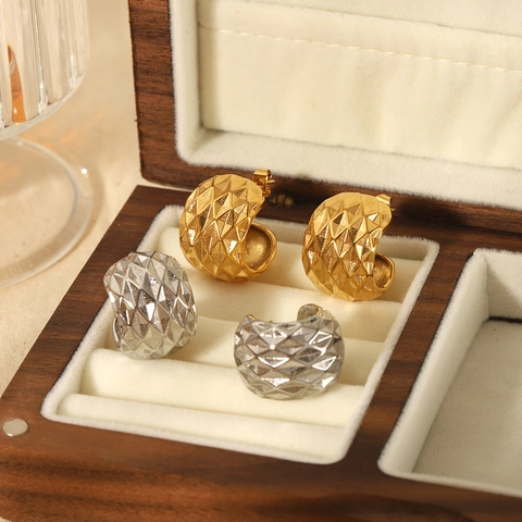 Orecchini A Cerchio A Forma Di C Donna Acciaio Inossidabile Placcato Oro 18K Motivo Rombi Texture Griglia Gioielli Vintage