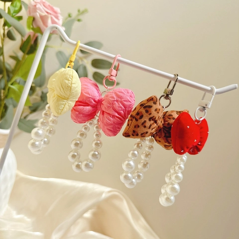 Lindo Llavero de Lazo de Tela y Perla Artificial para Mujeres Niñas Accesorio de Moda Adorno de Bolso con Estampado de Leopardo Colgante de Teléfono