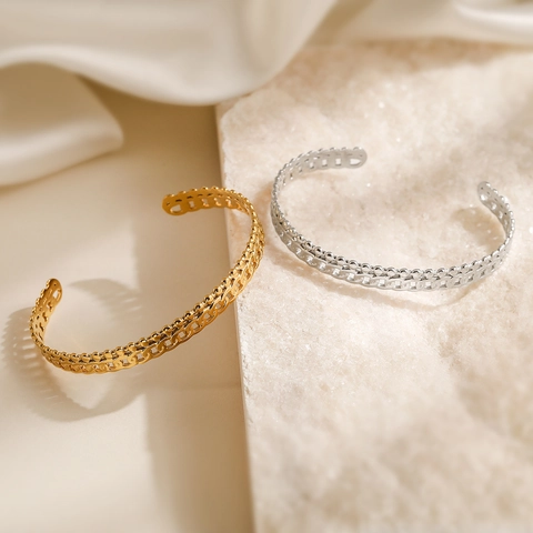 Bracciale Rigido Aperto In Acciaio Inossidabile Placcato Oro 18K Trama A Catena Cava Minimalista Vintage Per Donna