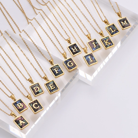 Collana Con Ciondolo Lettera Quadrata Acciaio Inossidabile 304 Con Conchiglia Colorata Alfabeto Iniziale Placcato Oro 18K Gioielli