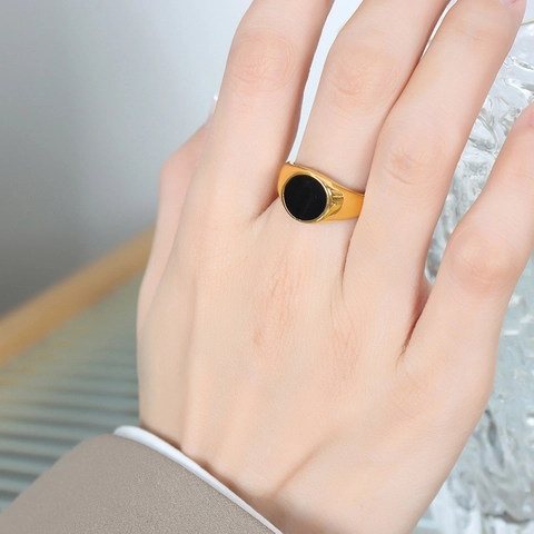 Vintage Siegelring Rund Schwarz Emaille Titanstahl 18 Karat Vergoldet Minimalistischer Französischer Stil Schmuck