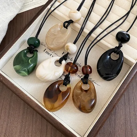Collier Pendentif En Acrylique Goutte D'eau Vintage Longue Chaîne De Pull En Corde De Cire Noire Style Rétro Texture Marbre Femmes