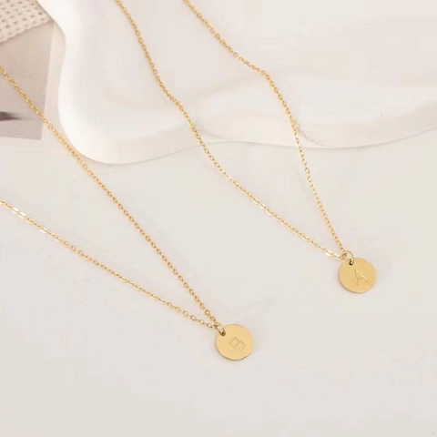 Minimalistische 18K Vergoldete Edelstahlkette Mit Rundem Buchstabenanhänger Für Damen Eleganter Schmuck
