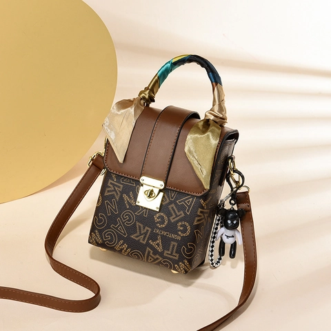 Sac À Épaule Femme Cuir PU Vintage Imprimé Lettres Poignée Écharpe Pendentif Ours Sac À Main