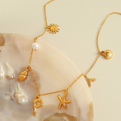 Collana a Tema Oceano in Acciaio Inossidabile Placcato Oro 18K per Donna Ciondolo con Lettera Iniziale Stella Marina Conchiglia Perla Artificiale