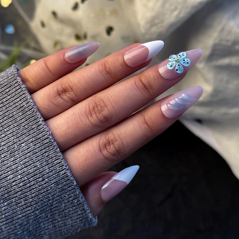 Faux Ongles Press On Forme Amande French Tip Avec Fleurs 3D Bleues Et Billes Métalliques Dégradé Rose Translucide
