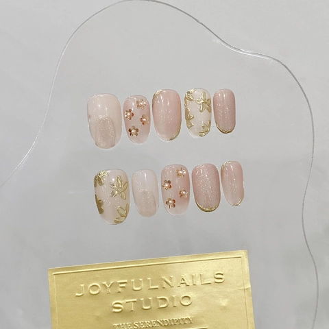 Unghie Finte Fatte A Mano Rosa Nudo Traslucido Rilievo Floreale Oro Intarsio Künstliche Perle Elegante Riutilizzabile Donne