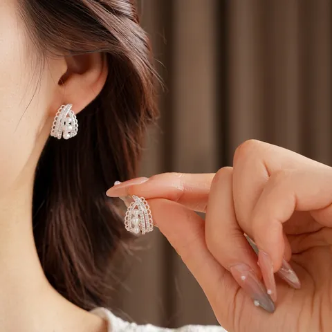 Eleganti Orecchini A Bottone Con Künstliche Perle E Cornice In Lega Intarsiata Di Zirconi Con Perno In Argento Da Donna Stile Raffinato