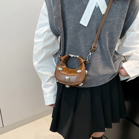Mini Halbmond Umhängetasche Damen PU Leder Silberne Nieten Trendy Y2K Umhängetasche Retro Kleine Handtasche