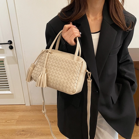 Woven PU Leather Handbag With Tassel Decor Elegant Crossbody Bag For Women Minimalist Shoulder Purse Zipper Closure