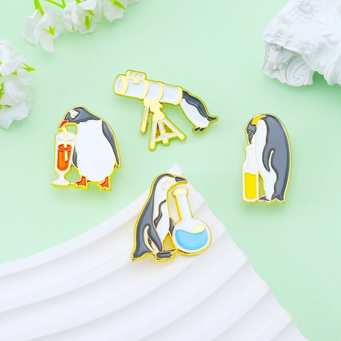 Creatieve Pinguïn Emaille Speld Legering Cartoon Dier Broche Laboratorium Wetenschap Drinken Thema Voor Rugzak Jas Hoed Cadeau