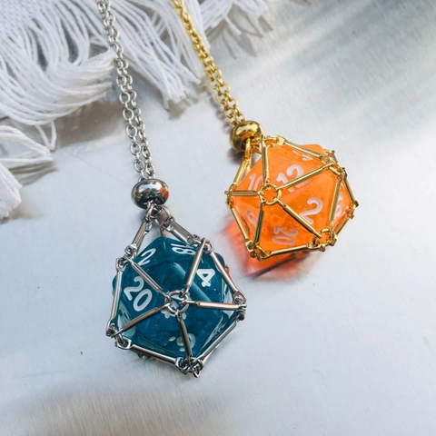 Collier Pendentif Dé D20 en Cage Métallique Fait Main pour Hommes Femmes Bijoux en Cristal Géométrique Accessoire Longue Chaîne