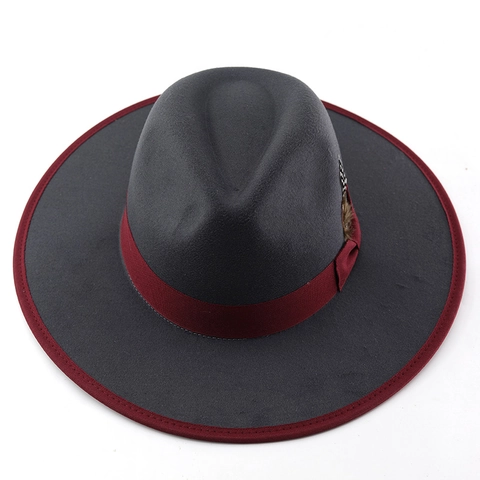 Vintage Fedora Hoed Met Brede Rand En Contrastlint Met Veer Gemaakt Van Een Katoen Polyester Mix In Een Klassieke Britse Stijl