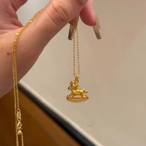 Collier Pendentif Cheval À Bascule En Cuivre Plaqué Or Avec Zircone Étincelante Bijoux De Chaîne De Clavicule Élégants